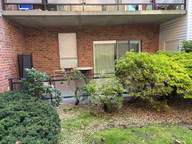 57 Broadlawn Park 11, Boston, MA 02467