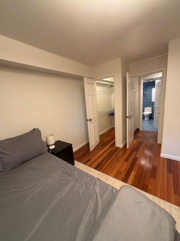 57 Broadlawn Park 11, Boston, MA 02467