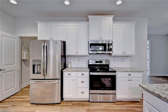 126 Creek Front LN, Suffolk, VA 23435