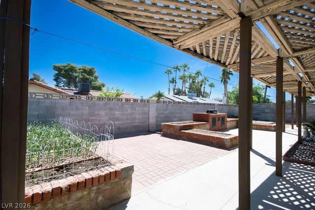 2424 La Luna Drive, Henderson, NV 89014