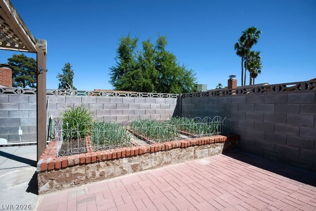 2424 La Luna Drive, Henderson, NV 89014