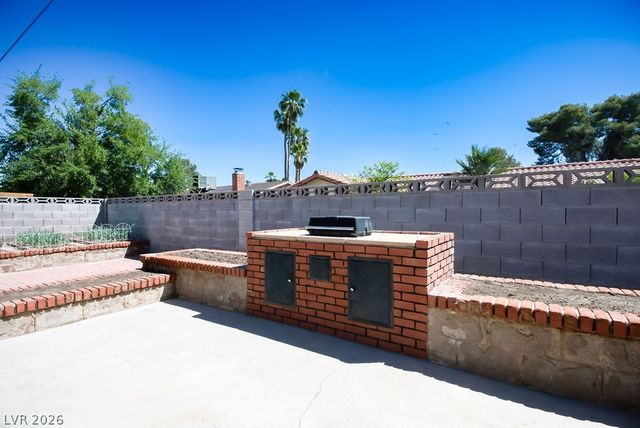 2424 La Luna Drive, Henderson, NV 89014