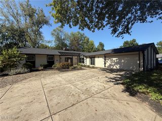 396 Crossbrook Drive, Berea, OH 44017