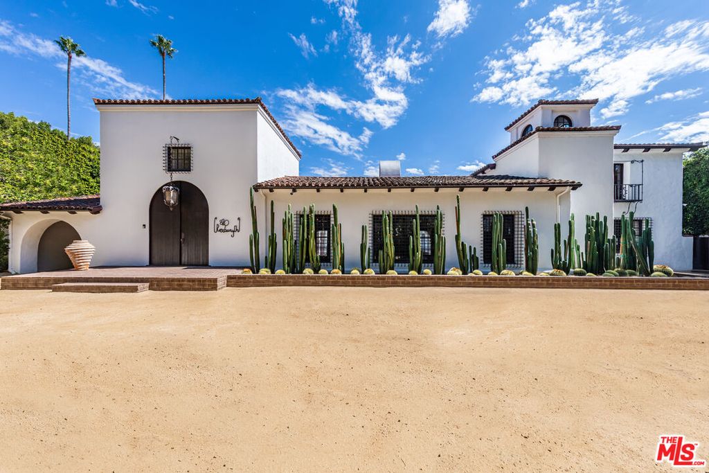 Image 1 of property listing at 820 N Roxbury Dr, Beverly Hills, CA 90210