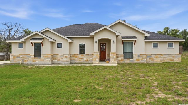 129 SENDERA XING, La Vernia, TX 78121