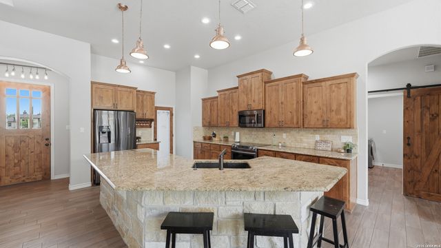 129 SENDERA XING, La Vernia, TX 78121