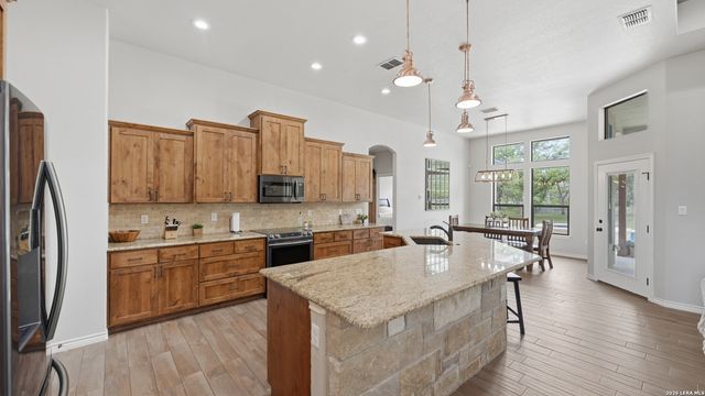 129 SENDERA XING, La Vernia, TX 78121