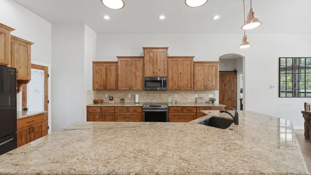 129 SENDERA XING, La Vernia, TX 78121