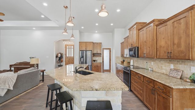 129 SENDERA XING, La Vernia, TX 78121