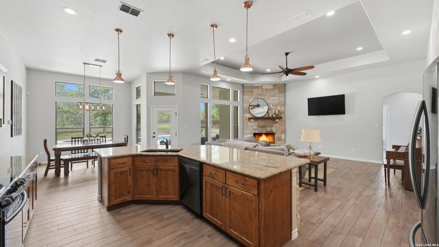 129 SENDERA XING, La Vernia, TX 78121