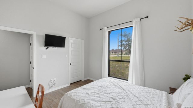 129 SENDERA XING, La Vernia, TX 78121