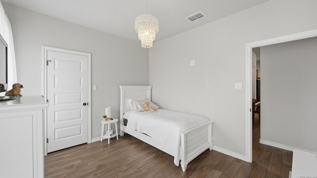 129 SENDERA XING, La Vernia, TX 78121