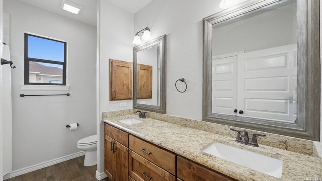 129 SENDERA XING, La Vernia, TX 78121