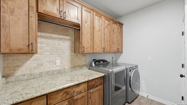 129 SENDERA XING, La Vernia, TX 78121