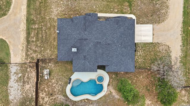 129 SENDERA XING, La Vernia, TX 78121