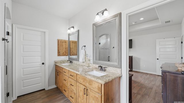 129 SENDERA XING, La Vernia, TX 78121