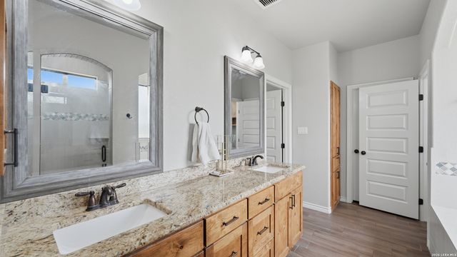 129 SENDERA XING, La Vernia, TX 78121