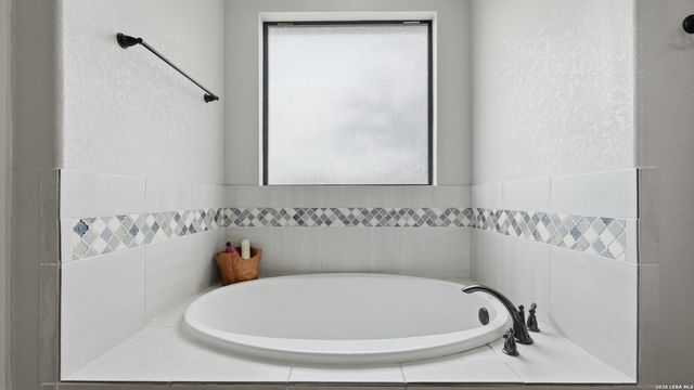 129 SENDERA XING, La Vernia, TX 78121