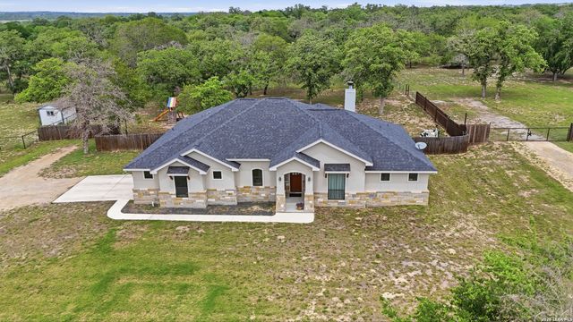 129 SENDERA XING, La Vernia, TX 78121