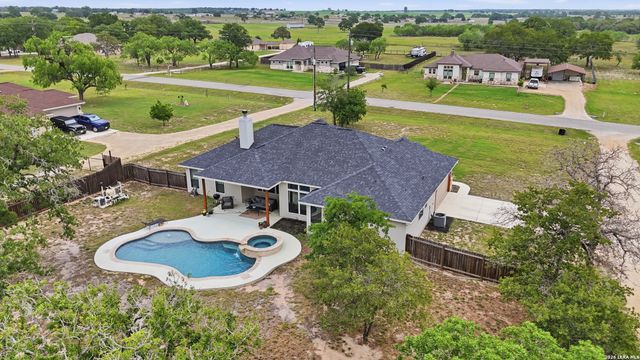 129 SENDERA XING, La Vernia, TX 78121