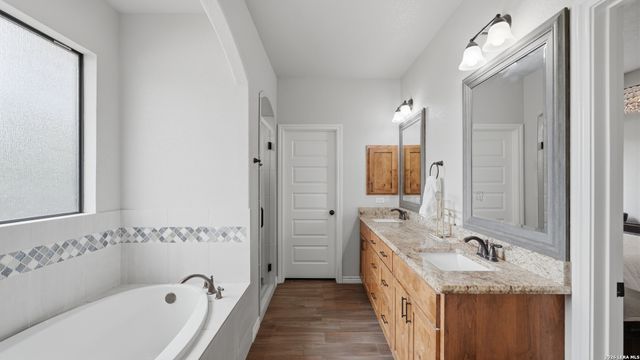 129 SENDERA XING, La Vernia, TX 78121