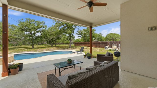 129 SENDERA XING, La Vernia, TX 78121