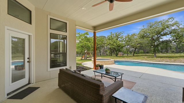 129 SENDERA XING, La Vernia, TX 78121