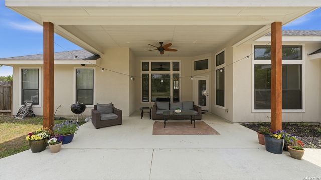 129 SENDERA XING, La Vernia, TX 78121