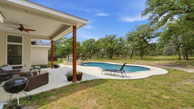 129 SENDERA XING, La Vernia, TX 78121