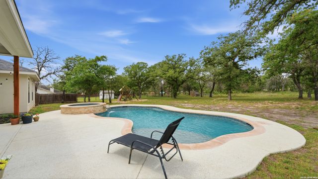 129 SENDERA XING, La Vernia, TX 78121