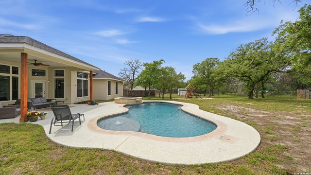 129 SENDERA XING, La Vernia, TX 78121