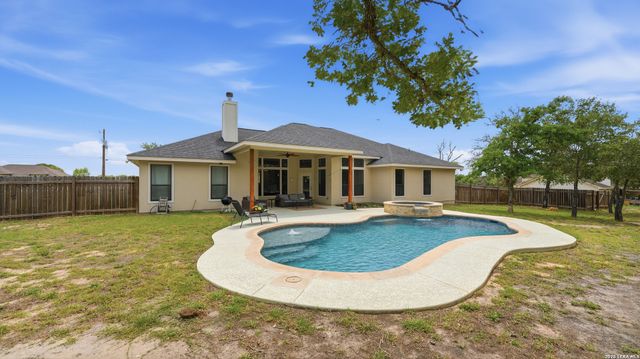 129 SENDERA XING, La Vernia, TX 78121