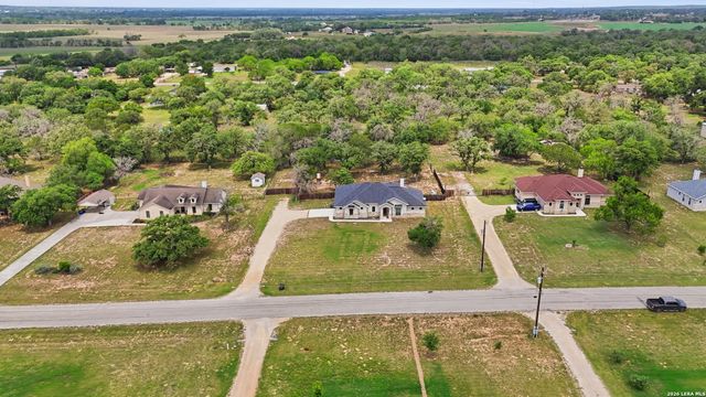 129 SENDERA XING, La Vernia, TX 78121