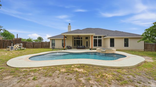 129 SENDERA XING, La Vernia, TX 78121