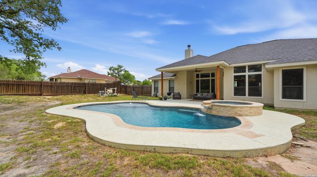 129 SENDERA XING, La Vernia, TX 78121