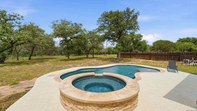 129 SENDERA XING, La Vernia, TX 78121