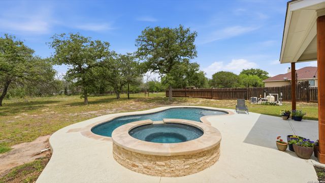 129 SENDERA XING, La Vernia, TX 78121