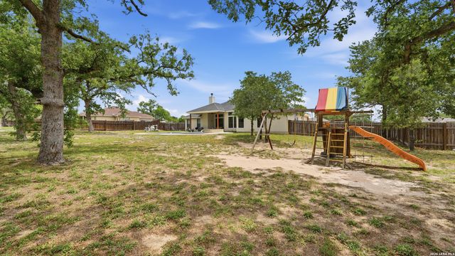 129 SENDERA XING, La Vernia, TX 78121