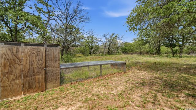 129 SENDERA XING, La Vernia, TX 78121