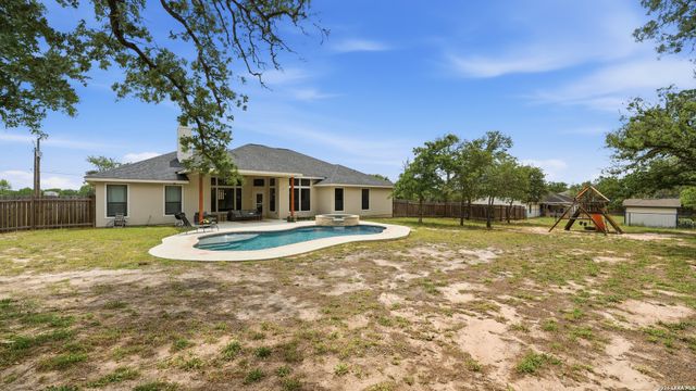 129 SENDERA XING, La Vernia, TX 78121