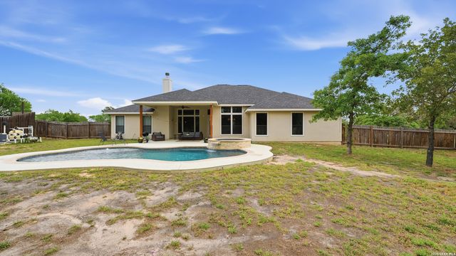 129 SENDERA XING, La Vernia, TX 78121