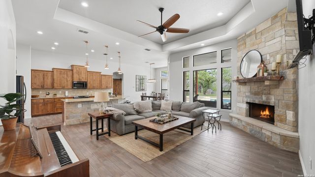 129 SENDERA XING, La Vernia, TX 78121