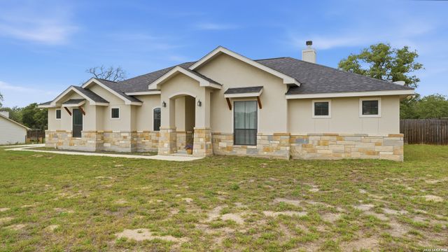 129 SENDERA XING, La Vernia, TX 78121