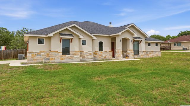 129 SENDERA XING, La Vernia, TX 78121
