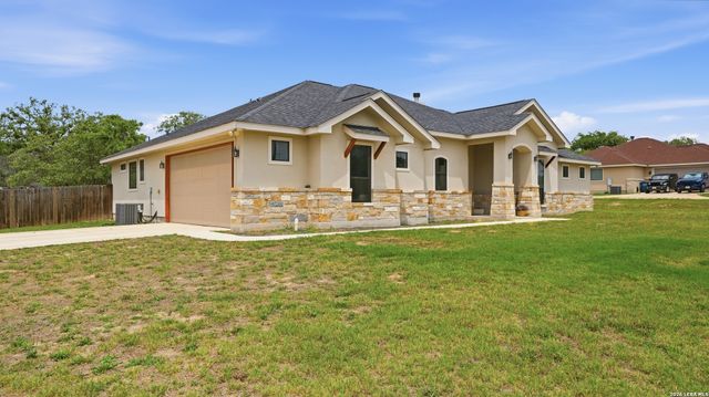 129 SENDERA XING, La Vernia, TX 78121