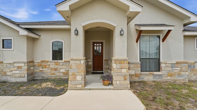 129 SENDERA XING, La Vernia, TX 78121
