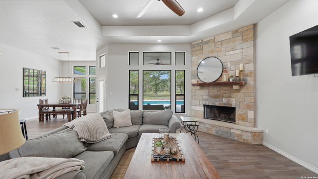 129 SENDERA XING, La Vernia, TX 78121