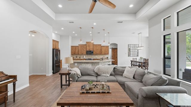 129 SENDERA XING, La Vernia, TX 78121