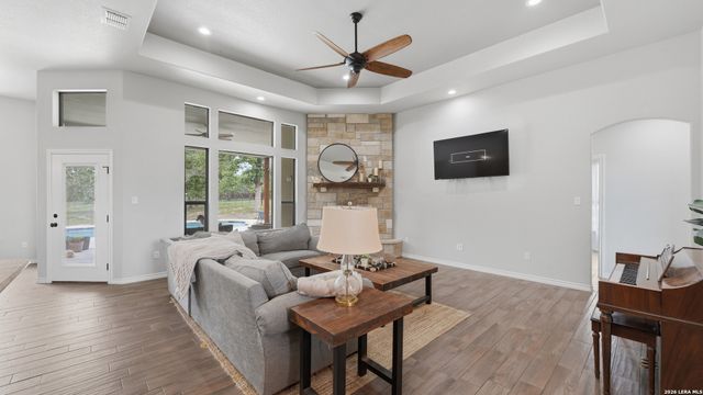 129 SENDERA XING, La Vernia, TX 78121