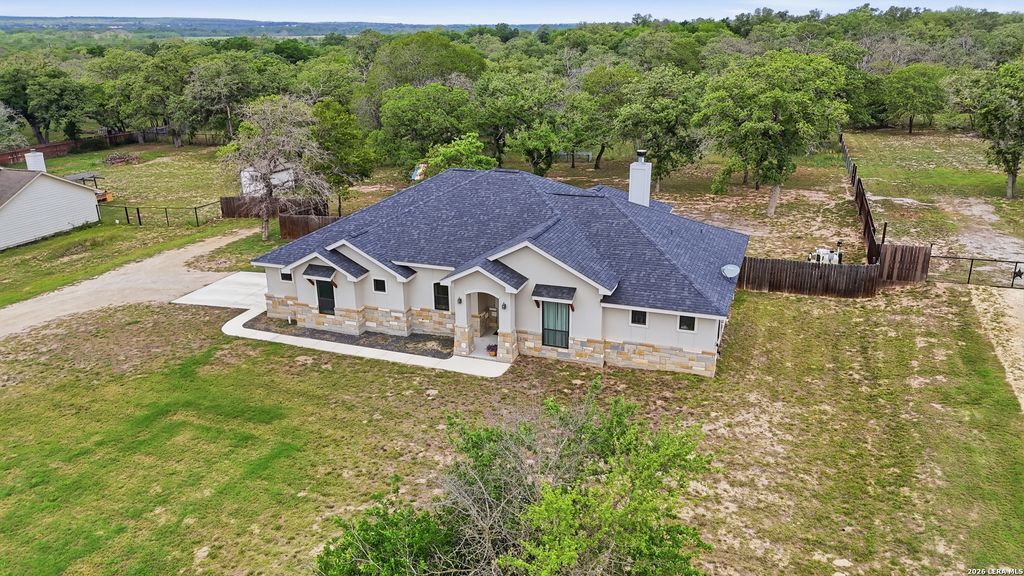129 SENDERA XING, La Vernia, TX 78121